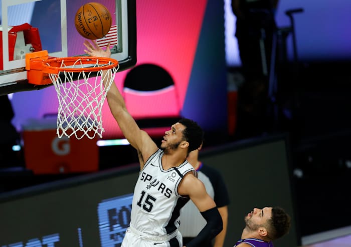 Quinndary Weatherspoon #15 of the San Antonio Spurs moves past Georges Niang #31 of the Utah Jazz during the fourth quarter at HP Field House.